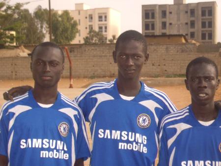 vous avez  yves, pape et maurice trois pensionnaires du centre promofoot.Ils sont des jeunes joueurs de -18. Le President du centre est Monsieur Dramane CAMARA le cordonteur est Monsieur Aly DIOP et l