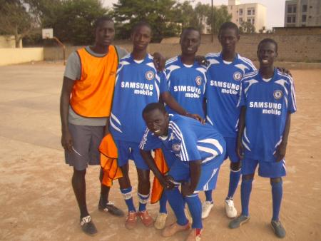 des  jeunes tr&egrave;s satisfaits de ce qu'ils font vous avez ici de gauche &agrave; droite Momar THIAM Cheikh  SOW, yVES MENDY,Pape M FALL,Maurice DIOUF et le jeune souriant accroupi s'agit de Fod&eacute; KONT